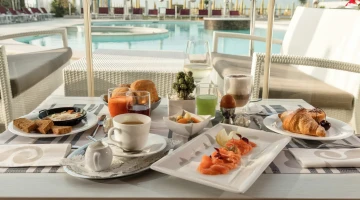 Frühstück am Tisch