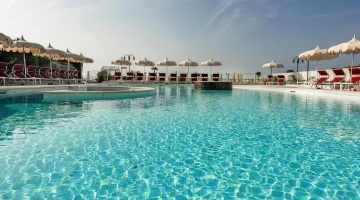 Schwimmbad mit Solarium