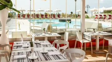 Esszimmer mit Blick auf den Pool