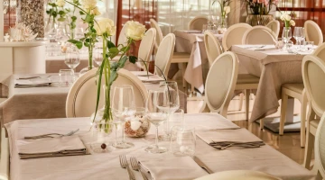Tische im Restaurant