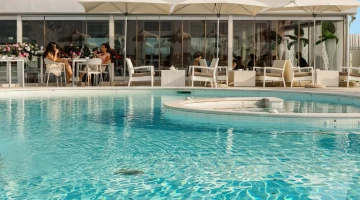 Schwimmbad mit Whirlpool