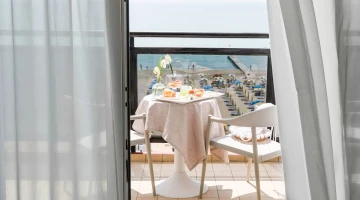 Zimmer mit Balkon und Blick auf das Meer