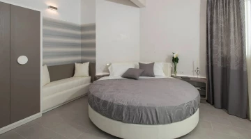 Junior suite with round bed