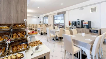 Buffet and breakfast room