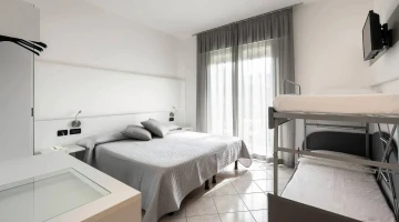Deluxe quadruple room with TV