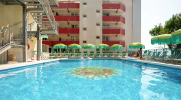 Swimming pool with solarium