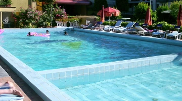 Swimming pool with hydromassage tub and children&#39;s pool