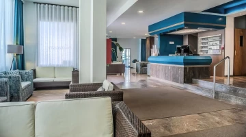 Hall con banco reception