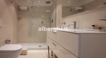 Salle de bain avec cabine de douche