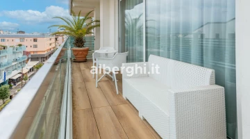 Terrasse avec canapé et table basse