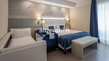 Chambre triple avec lit bébé