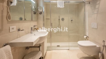 Grande cabine de douche