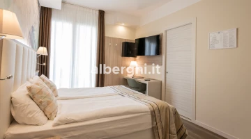 TV et mini-bar dans la chambre