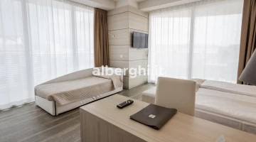 Bureau dans la chambre