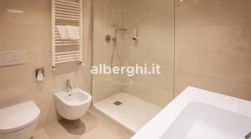 Salle de bain avec grande cabine de douche