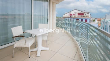 Terrasse privée avec table
