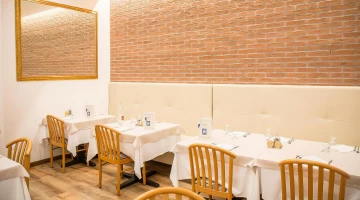 Tables dressées pour le petit déjeuner