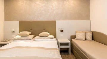 Chambre avec trois lits