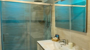 Salle de bain avec cabine de douche et chromothérapie