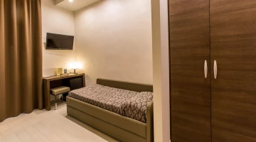 Chambre avec canapé et armoire