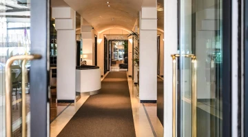 An den Türen des Hotels