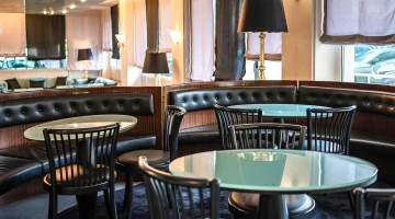 Tische im Barbereich