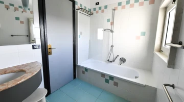 Badezimmer mit Badewanne