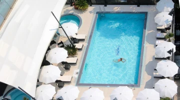 Schwimmbad von oben gesehen