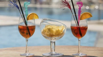 Aperitifs am Pool