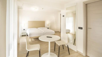 Tisch und Stühle im Zimmer
