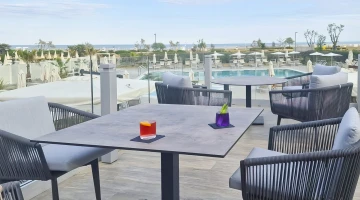 Terrasse mit Blick auf den Pool