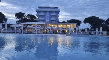 Abends Schwimmbad