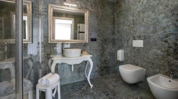 Badezimmer im Junior-Suite-Stil