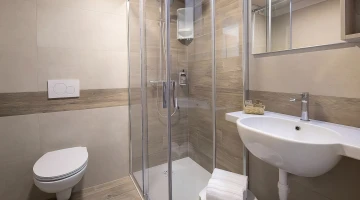 Modernes Badezimmer mit Dusche und WC
