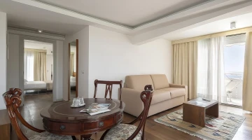 Deluxe-Suite-Lounge