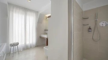 Badezimmer mit Badewanne und Dusche