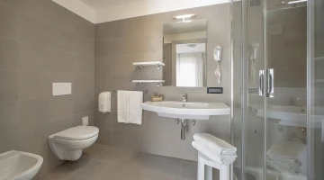 Badezimmer mit Duschkabine