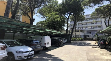 Halbüberdachter Parkplatz