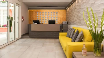 Halle mit Rezeption und Sofa
