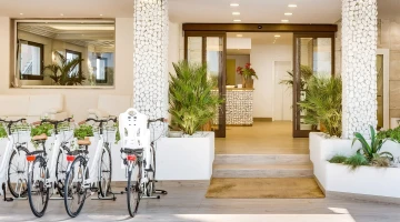 Entrance and bicycles available