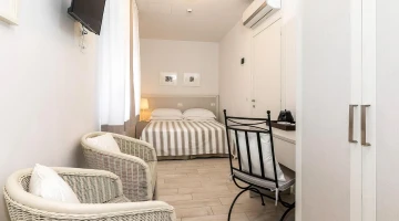 Double room with desk and kettle