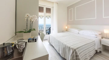 Double room with balcony overlooking the sea