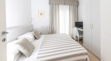 Double room with TV and desk
