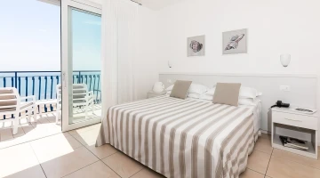 Double bedroom with furnished balcony