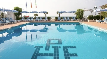 Swimming pool with solarium area