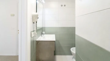Salle de bain privée avec sèche-cheveux mural