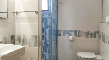 Salle de bain privée avec cabine de douche