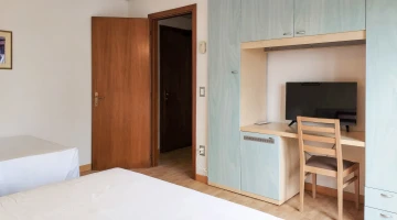 Chambre triple avec TV et bureau