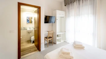 Chambre double avec salle de bain privée et balcon