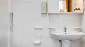 Salle de bain avec cabine de douche